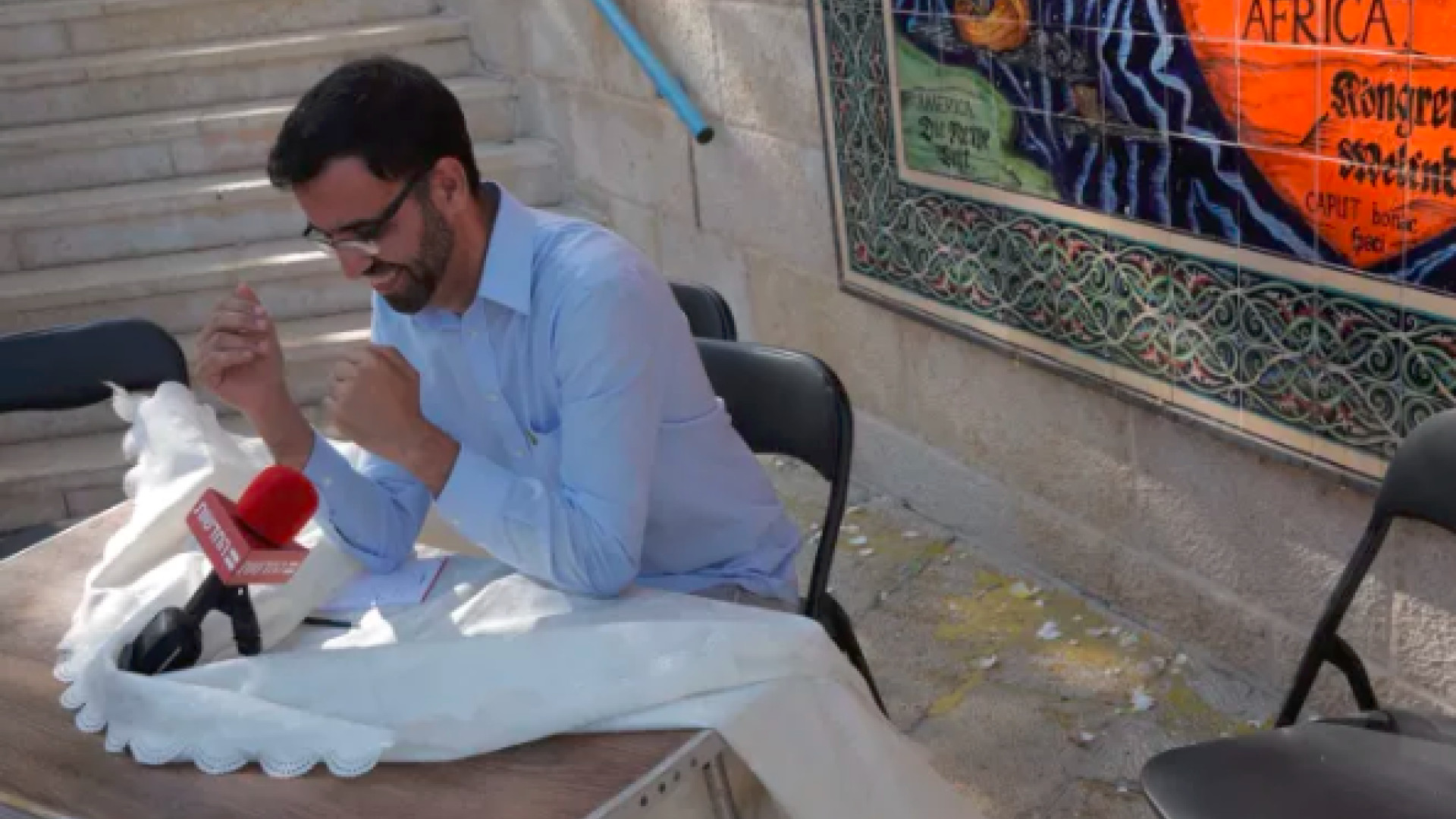 "بَيض على سور البلدية"