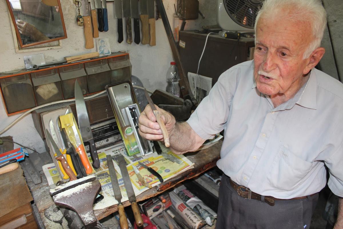 (أسعد شاهين في مشغله في حارة الحدادين، ترشيحا، أسماء عودة الله، أيلول 2018) (أسعد شاهين في مشغله في حارة الحدادين، ترشيحا، أسماء عودة الله، أيلول 2018)