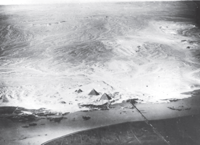 أهرامات الجيزة، مصر (ما بين أيلول 1917 وأيلول 1918).  المصدر: أرشيف الولاية البافاريّ.