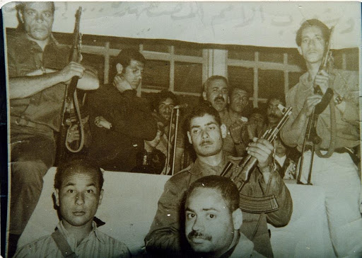 أبو جورج عمر خلال تأمينه الحكيم جورج حبش خلال مهرجان جماهيري في مخيم الحسين (1970)